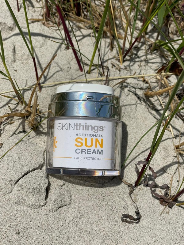 https://www.skinthings.de/media/image/b5/7e/3c/Sun-Cream-Sonnenschutz-Sandstrand-Steppengras.jpg