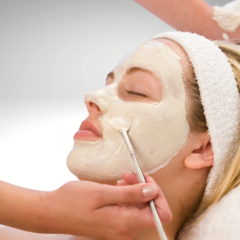 Anwendungsbeispiel-mit-Faechermaskenpinsel-eine-Maske-auf-Gesicht-auftragen-Behandlungssituation-im-Kosmetikstudio.png