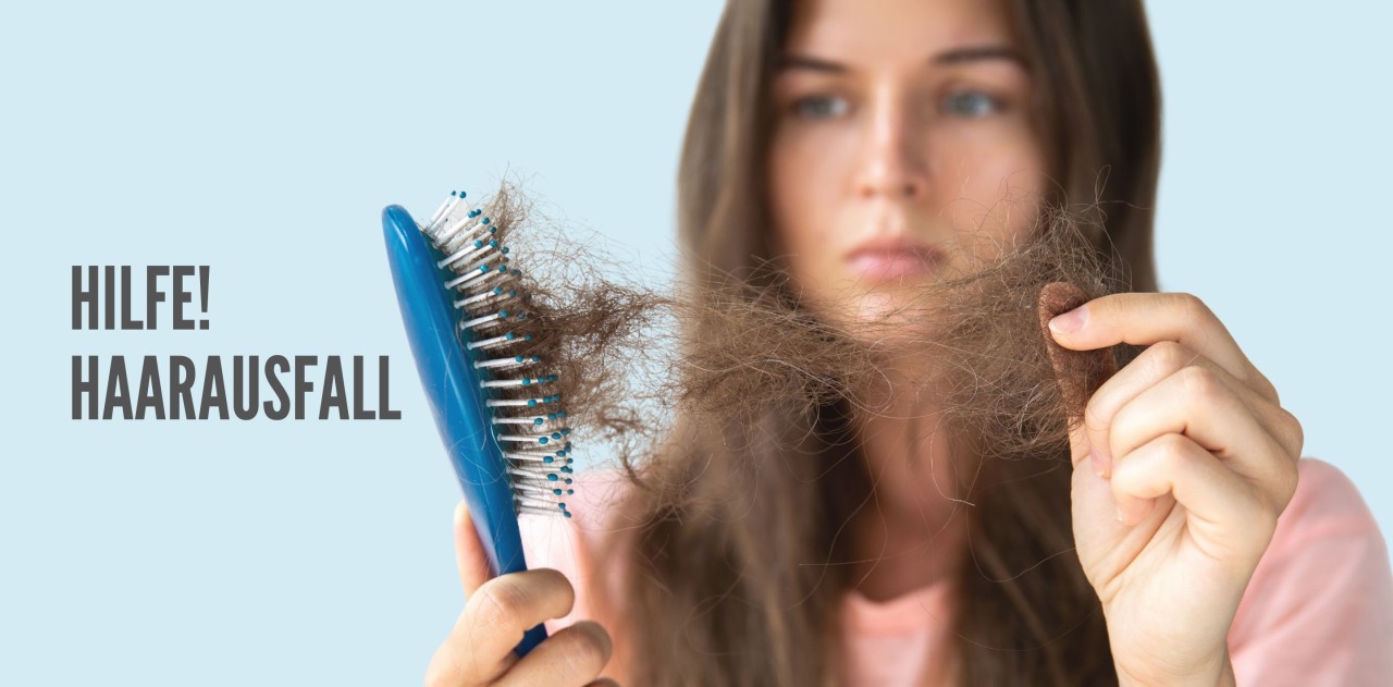 Kachel-Blogbeitrag-Haarausfall-Frau-mit-Buerste-mit-ausgefallenen-Haaren Kachel-Blogbeitrag-Haarausfall-Frau-mit-Buerste-mit-ausgefallenen-Haaren