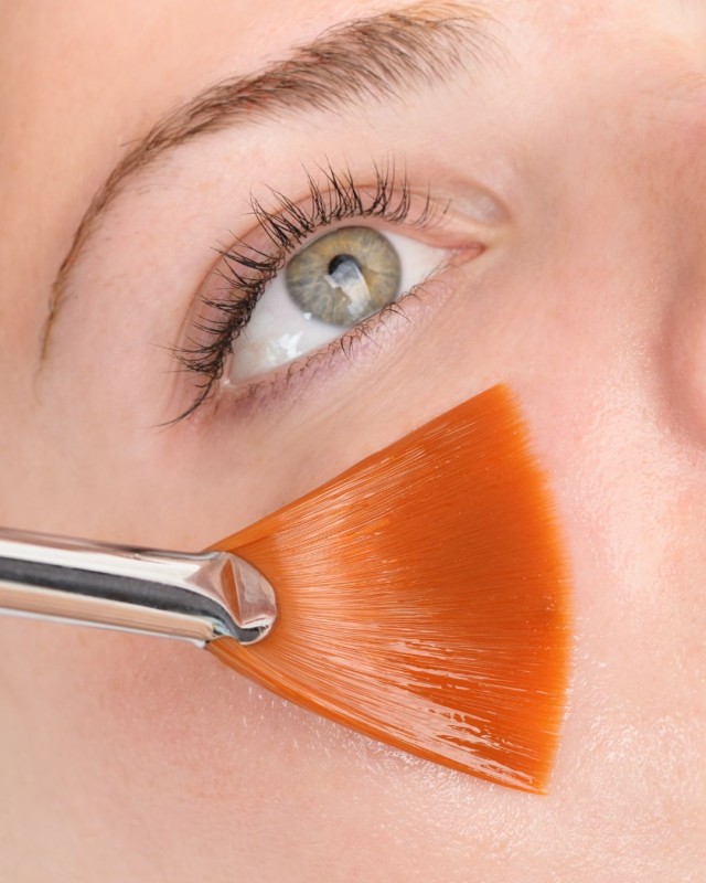 Behandlung-chemische-Peelings-Fruchtsaeure-wird-mit-Faecherpinsel-im-Gesicht-aufgetragen-Nahaufnahme